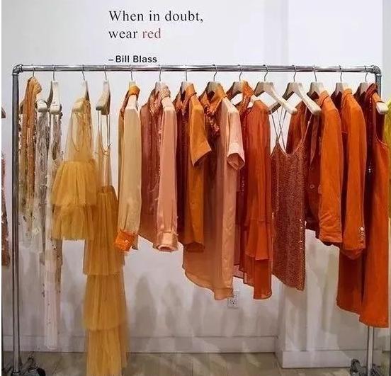女装黑白蓝绿红衣服怎样陈列好看,品牌折扣女装陈列技巧之色系搭配