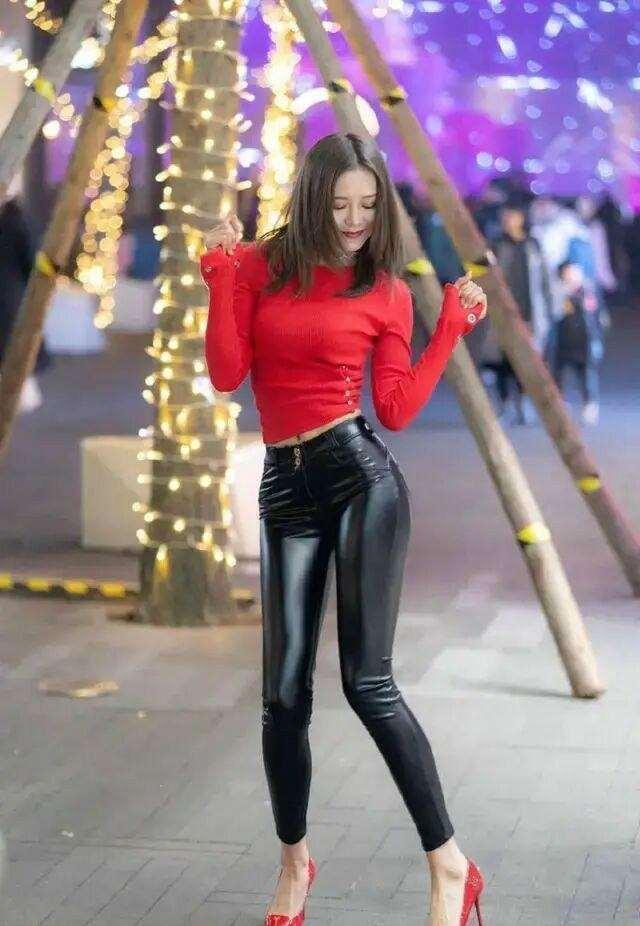 穿搭打底裤尽显时尚美感,复古蓝牛仔裤吸睛穿搭