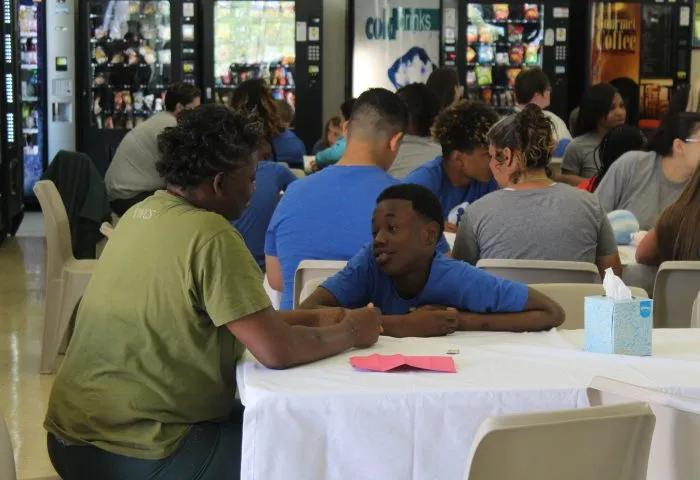 打破监狱的围墙，这家组织让服刑母亲与自己的孩子团聚