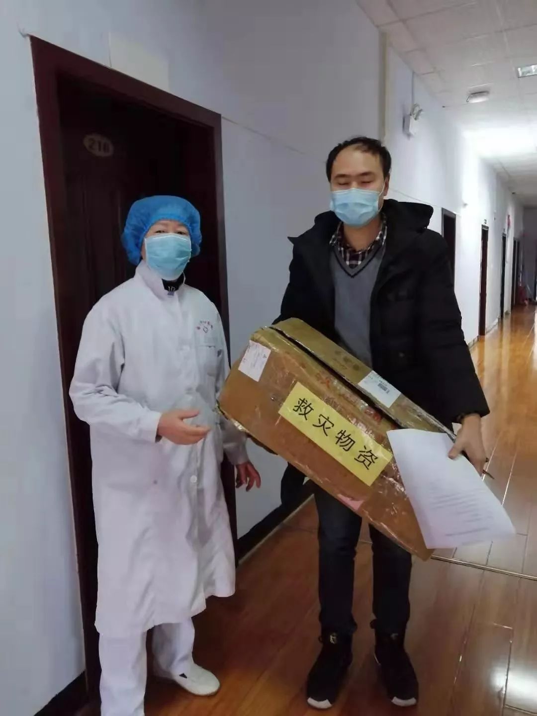 眼镜人在行动|疫情下的「空城」重庆，爱心在蔓延