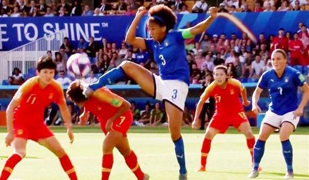 当我们用忍让向足球“*力暴**”妥协，谁能帮我们举起正义的“红牌”