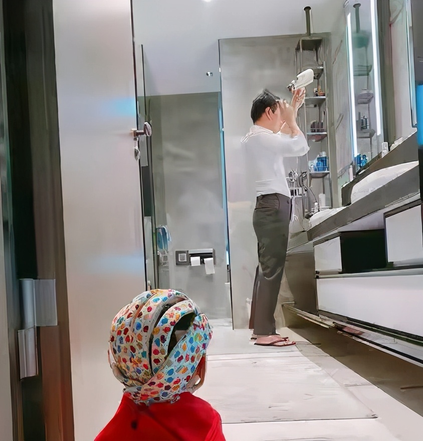 安以轩生二胎晒幸福，家中豪宅大气又精致，嫁富商老公婚后受宠