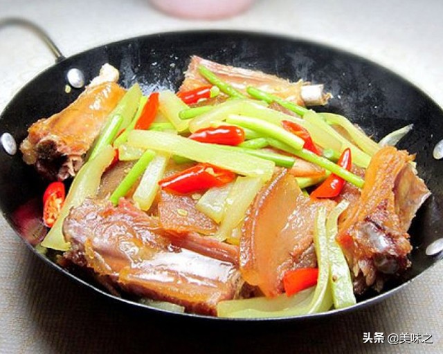 腊肉炒菜简单做法,腊肉炒菜的正宗做法