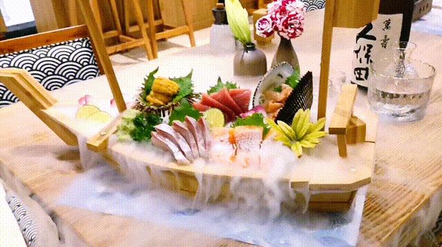 昆明唯一屋顶清真居酒屋，居然还能吃到活鳗鱼，48元清酒喝到嗨