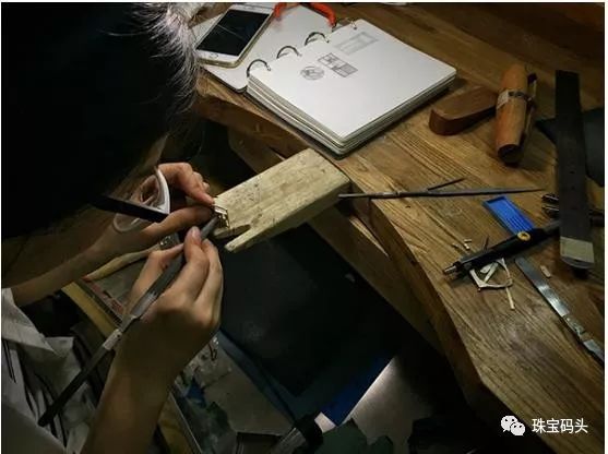 嘿，没见过黄金工厂吧，今天带你看透黄金首饰如何加工制作