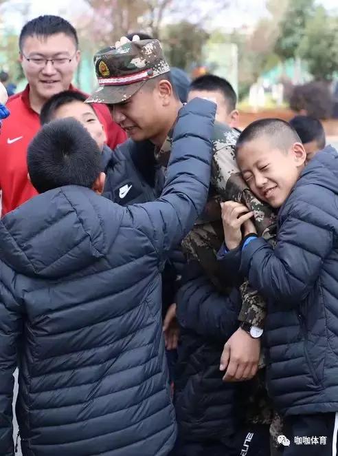 只5天时间就练出了感情——河北华夏梯队队员搂着教官依依不舍