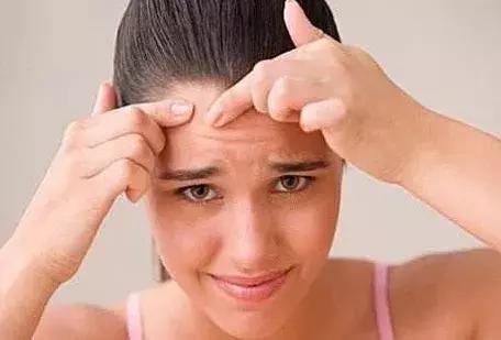 心火大心烦喝点莲子心茶去烦,五心烦热失眠可以喝莲子心茶吗