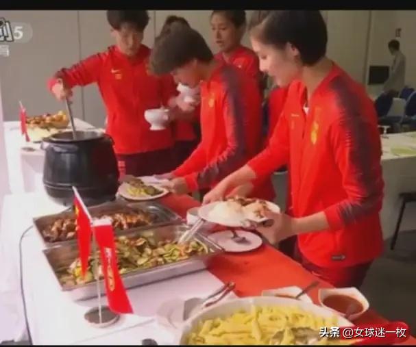 中国女足夺冠回国待遇,中国女足夺冠后球迷回应加薪