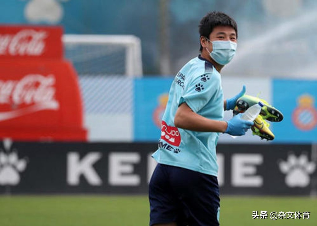 武磊儿女为武磊加油,武磊的照片