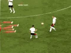 搞笑GJ动态囧图：足球场上的“少林”功夫