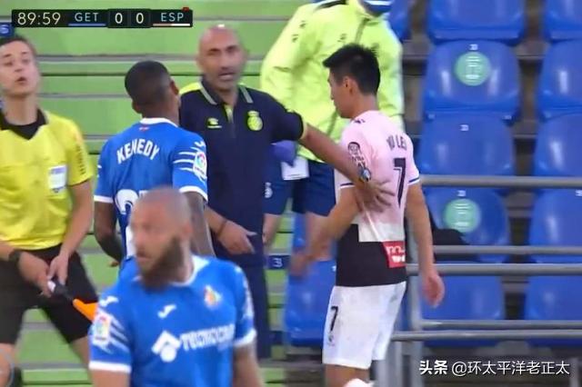 950万巴西国脚彻底成中国足球公敌！推搡辱骂武磊，3年前公开辱华