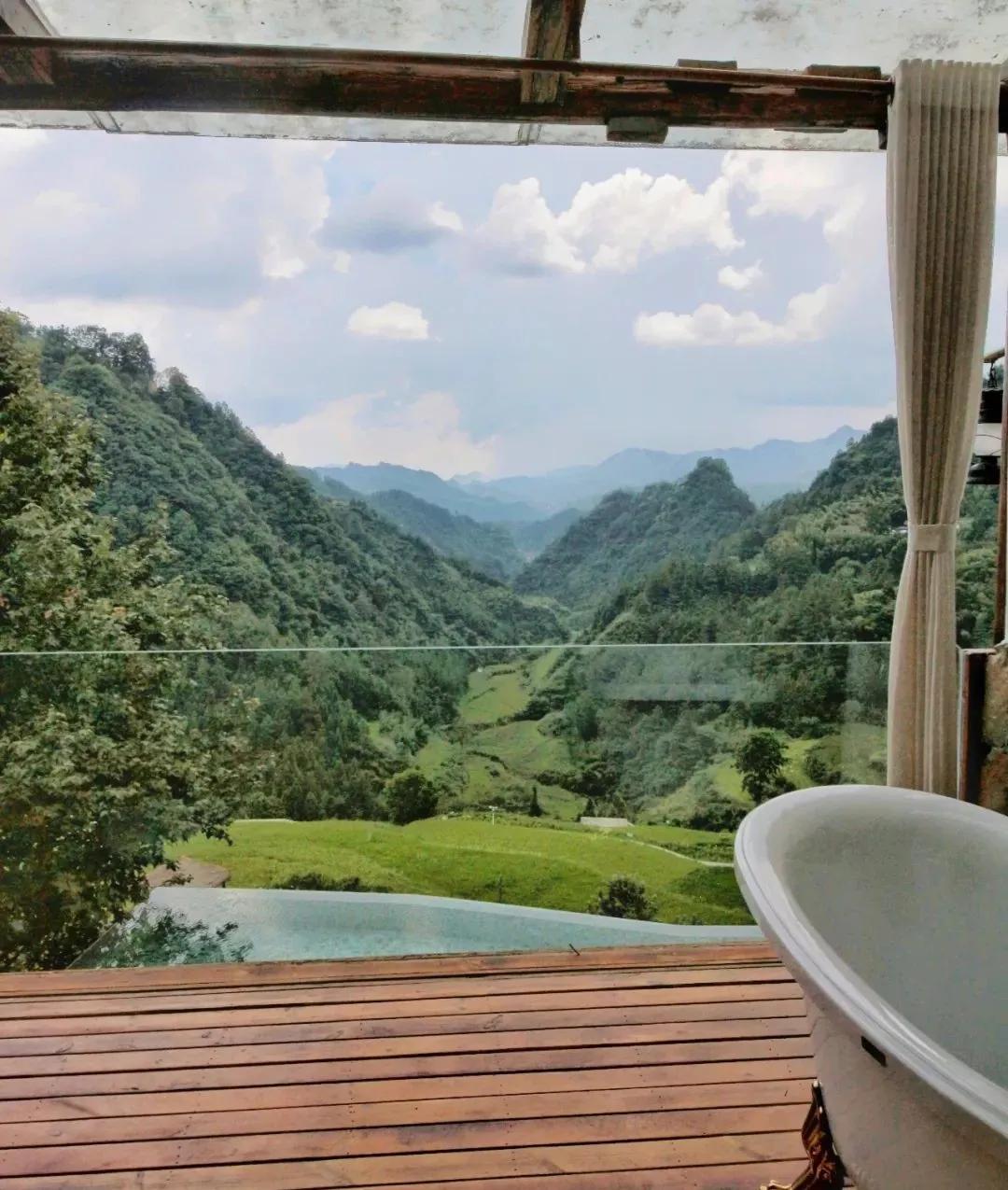 神仙眷侣辞掉高薪工作，爆改废弃山谷，造无边恒温泡池，全景树屋