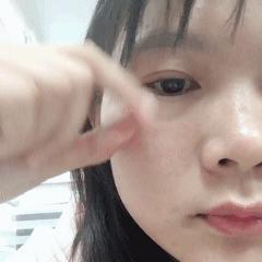 隐形眼镜，摘比戴更难啊朋友们！