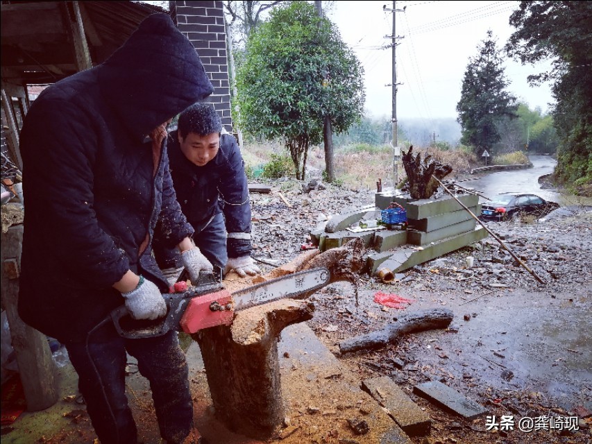 用根雕茶桌喝茶,根雕小茶桌泡茶