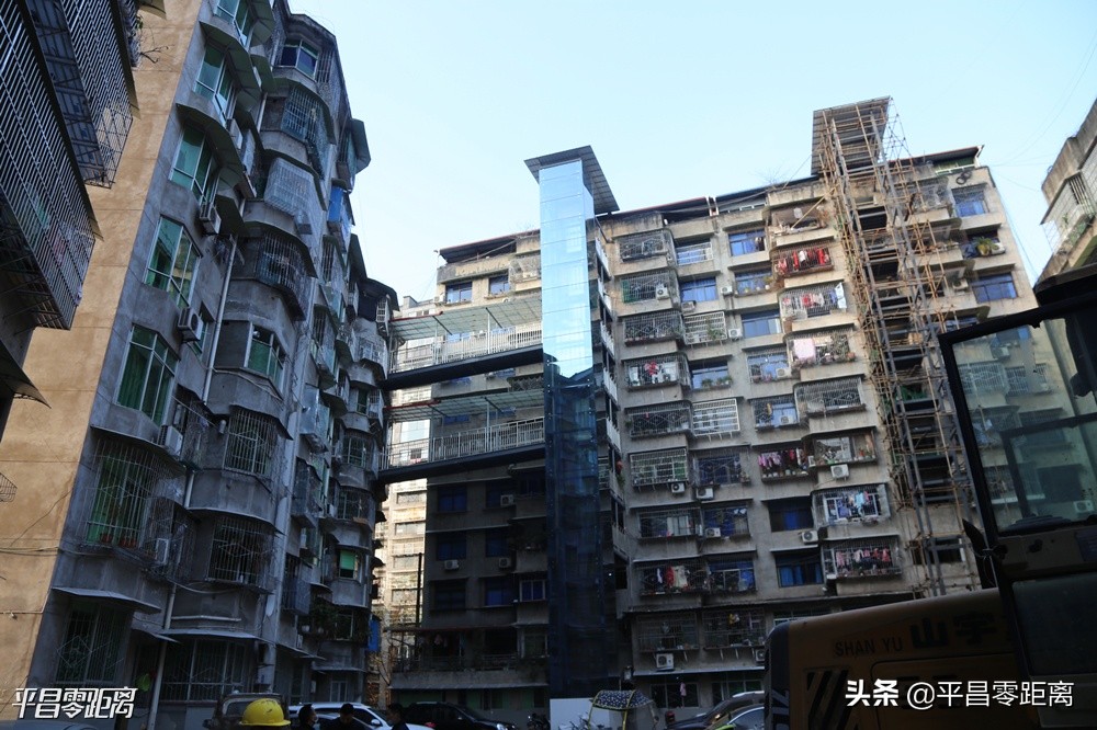 老旧小区加装外挂电梯的弊大于利,带平台的老旧小区怎么加装电梯
