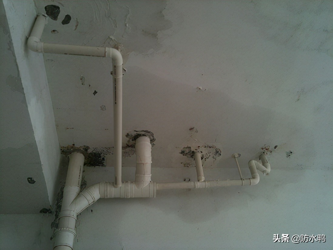 上层卫生间漏水到下层怎么处理,卫生间下层漏水