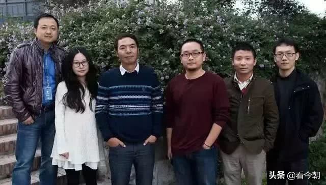 他创造了微信，八亿多人心甘情愿每天低头盯着它如醉如痴，他是谁