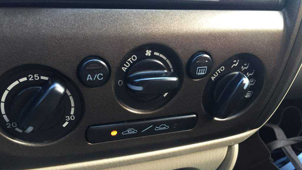 汽车打开空调一股霉味怎么回事,空调清洗后有霉味是什么原因