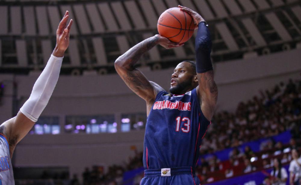 威姆斯暂不归队,威姆斯跟广东球员握手