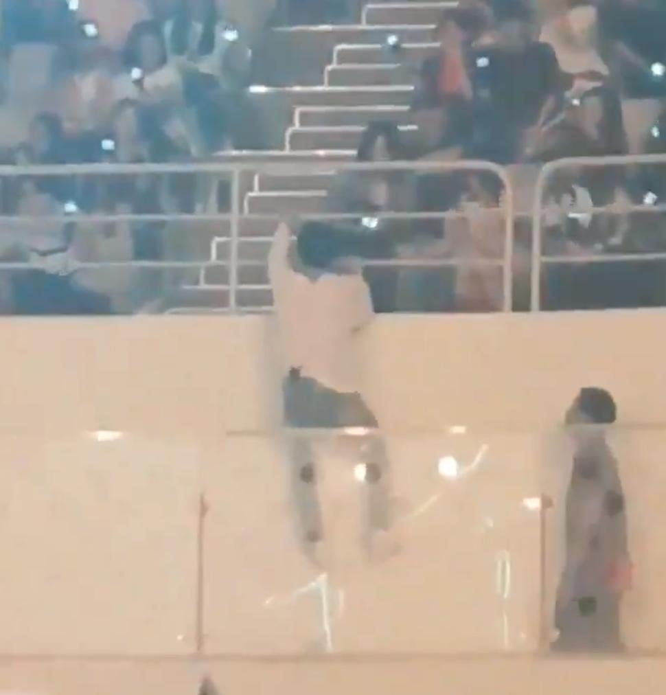 韩国男团对粉丝好的名场面,韩男团台阶跳舞