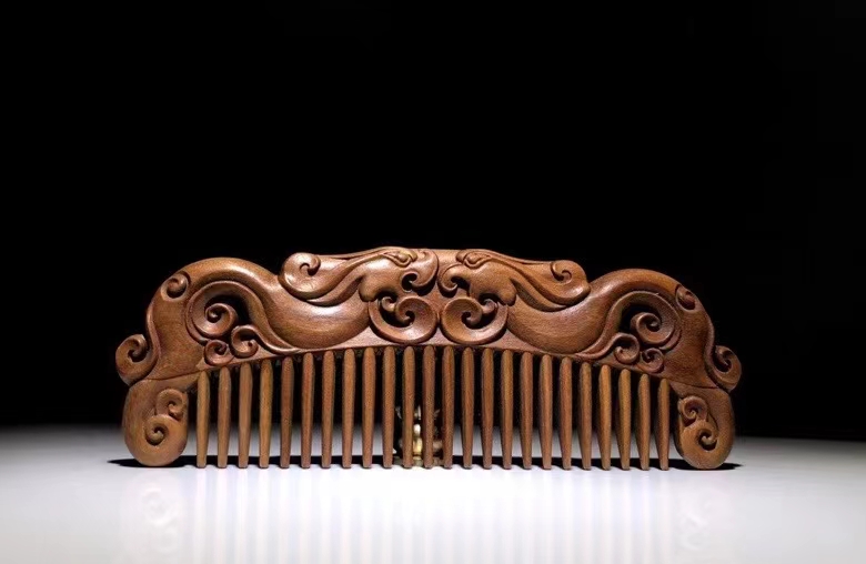 我以木梳顺青丝，了烦恼！老山檀香仿古龙木梳