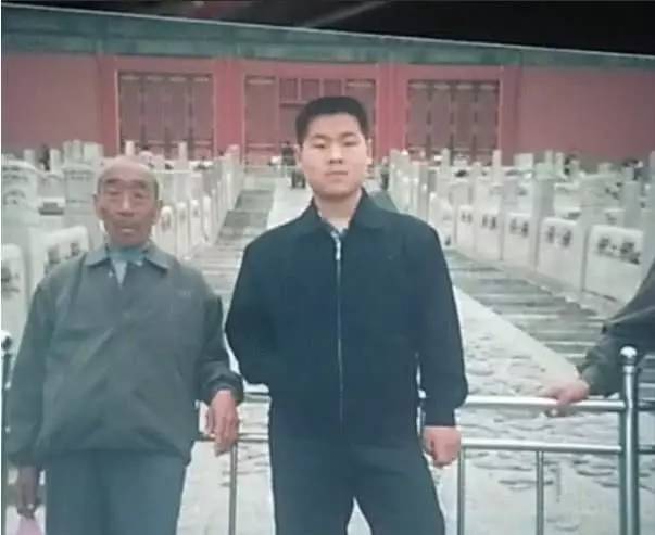 那一年岳云鹏14岁郭德纲26岁,岳云鹏连续13年为郭德纲庆生