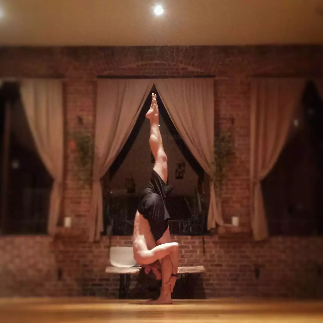 把厚外套穿了个遍，还是冻手冻脚，还差这些体式让身体“热”起来