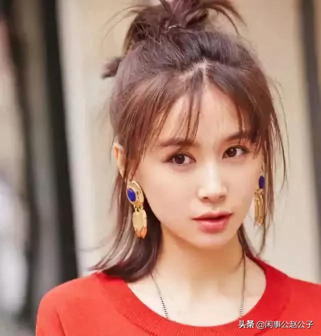 王子文在高铁上穿鞋拍照,王子文就坐高铁穿鞋踩桌板致歉