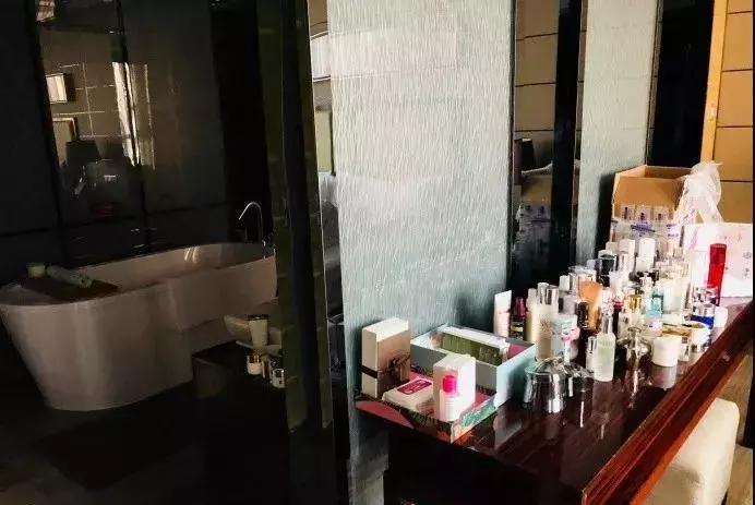 别傻了，你以为她们是真的惨么？