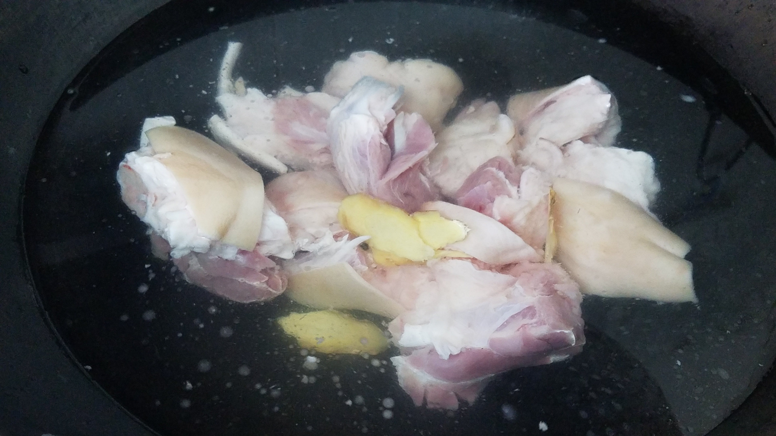 猪脚最简单的焖法,电饭锅焖酱猪脚