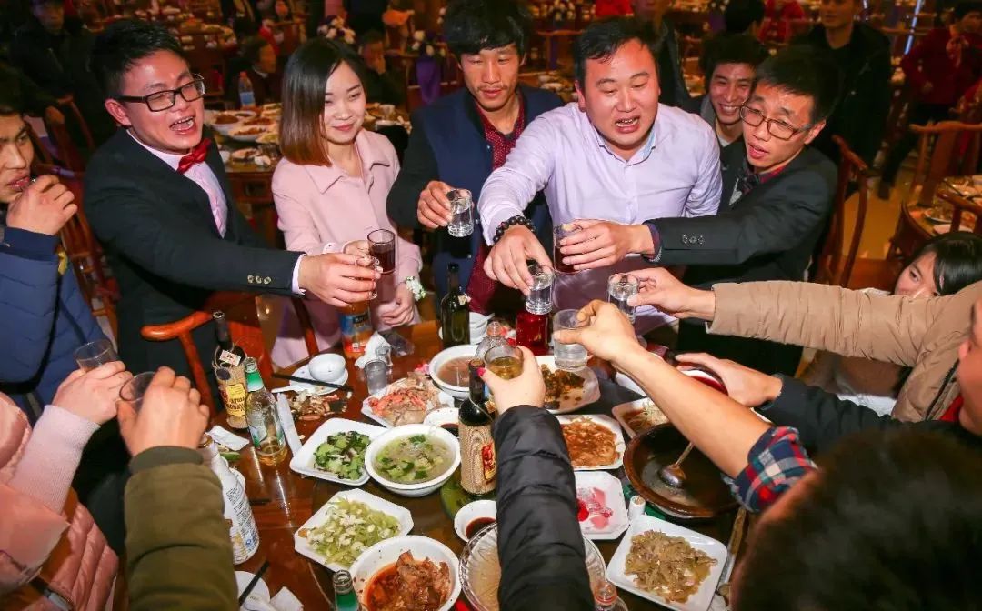 酒局而已，搂抱正常？