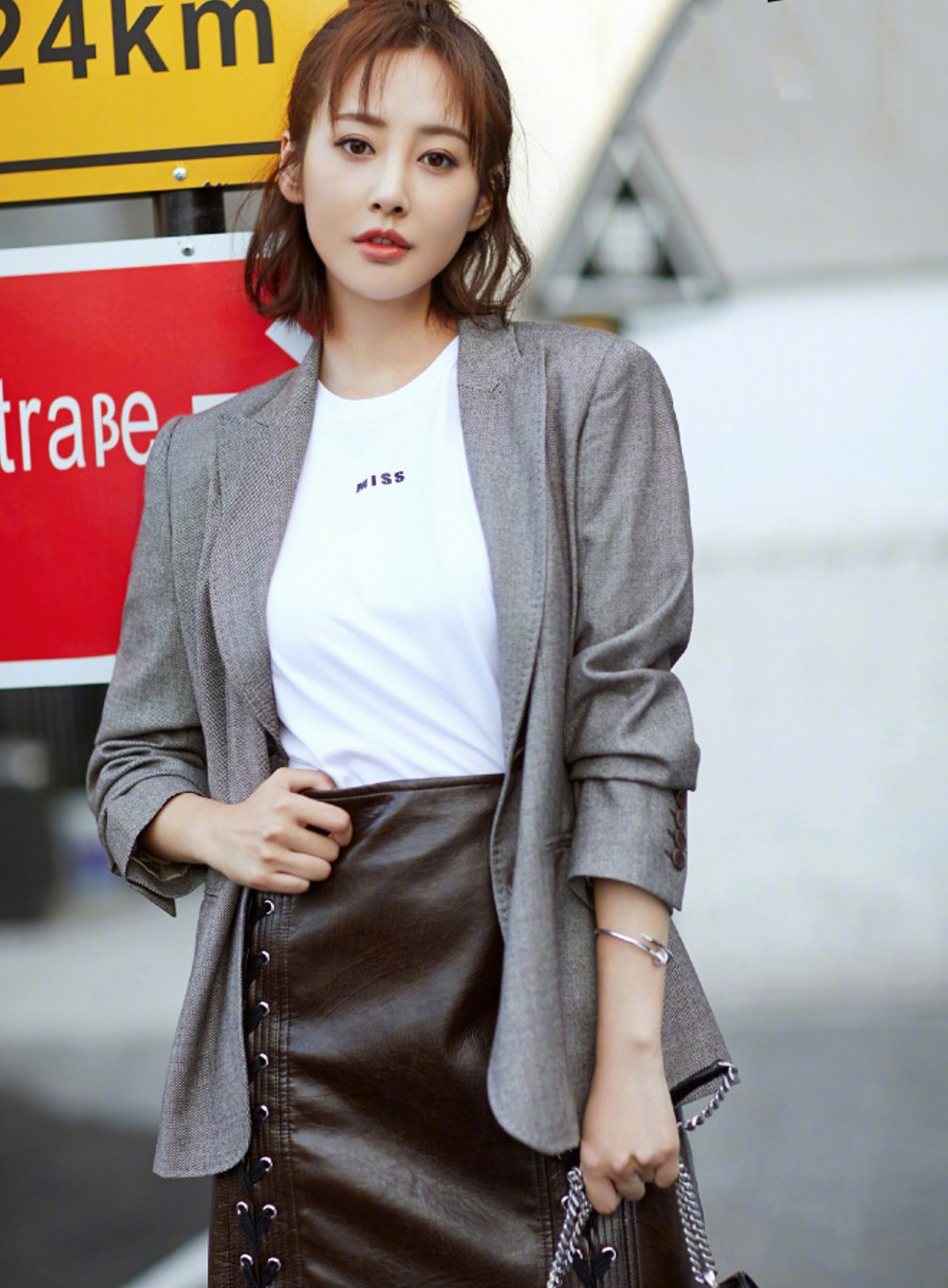 李纯穿衣绿色西装,李纯紧身短裤怎么搭配