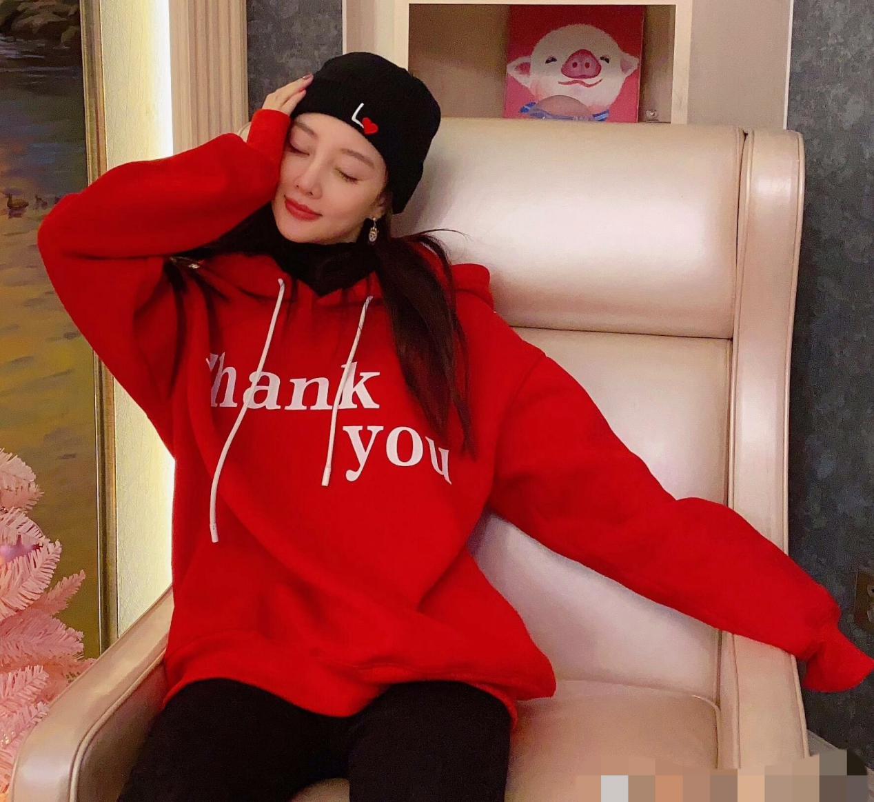 李小璐穿白t恤牛仔短裤 (李小璐穿蓝色卫衣跳手势舞)