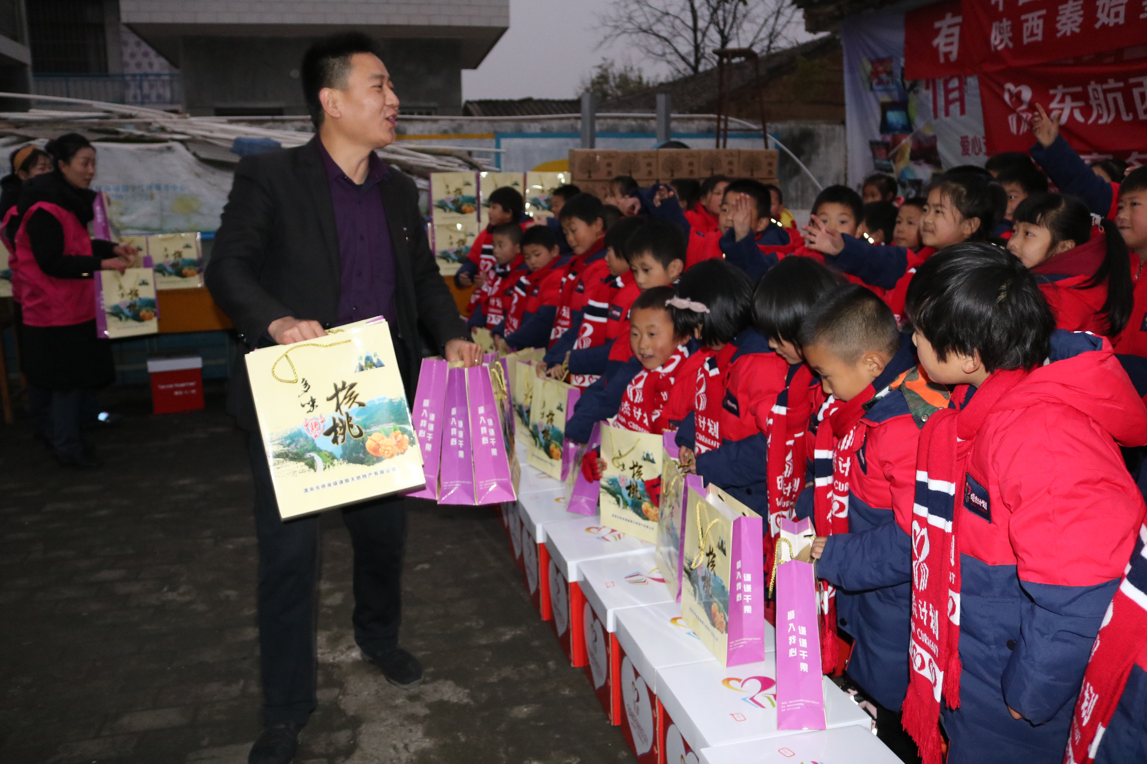 临渭区桥南镇谦顺公司春节前为贫困户发放一万张“爱心券”