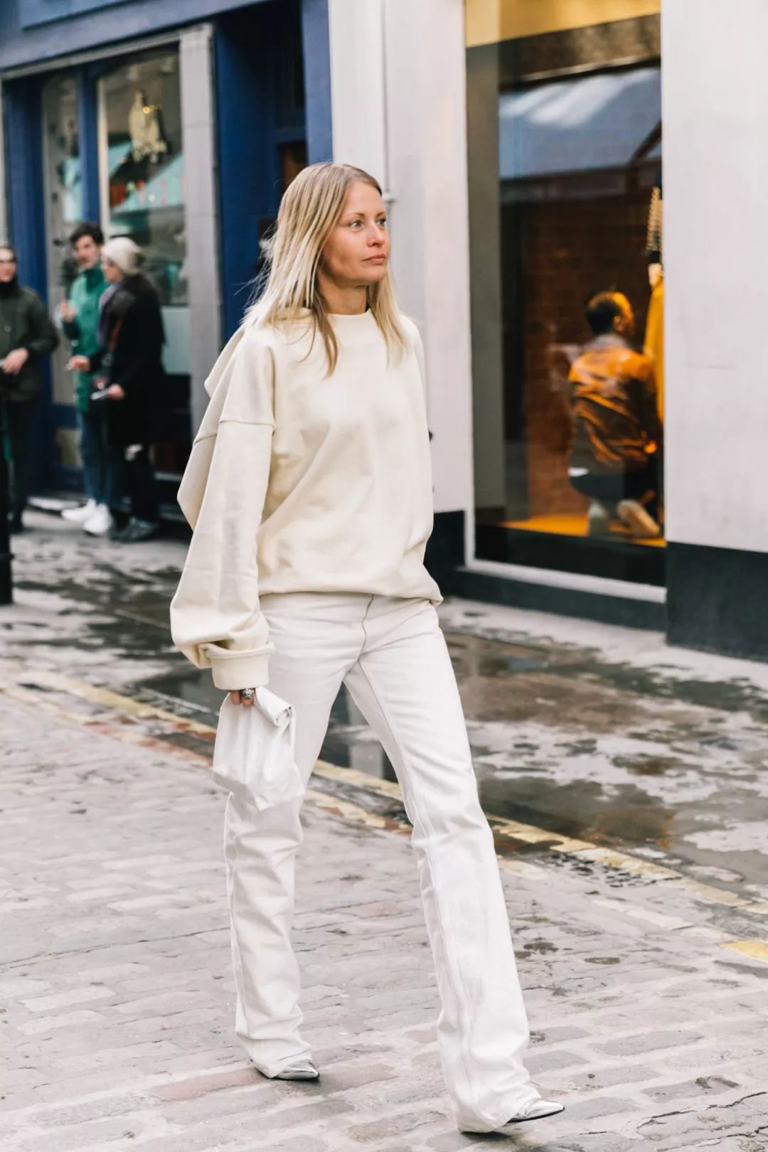 搭靴子穿的裙子秋冬款,裙子靴子秋冬搭配图