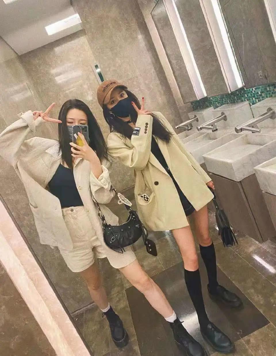 杨幂穿连体短裤时尚大片,杨幂现身粉色风衣配短裤