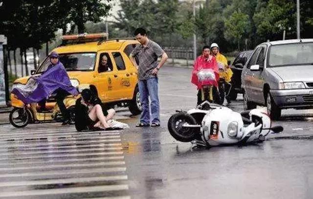 行人闯红灯被撞怎么判定责任,行人闯红灯被撞怎么分责任