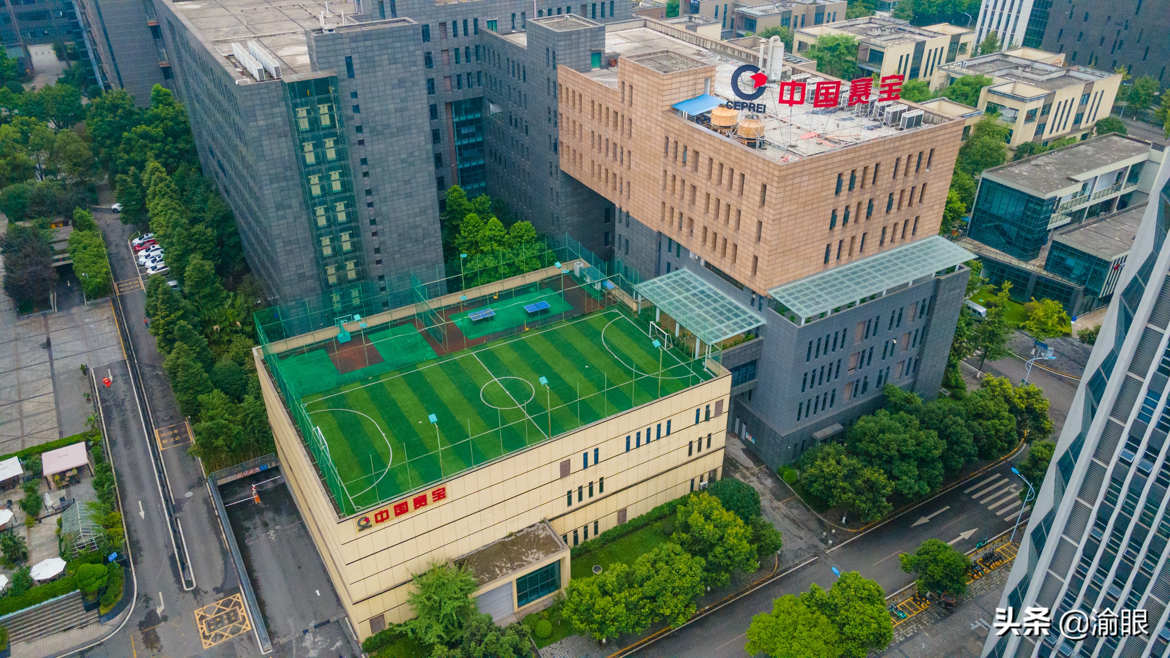 重庆空中足球场建设,重庆建2万平空中足球场