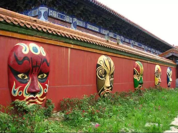 浓墨勾勒漾脸谱，薪火传承构新图