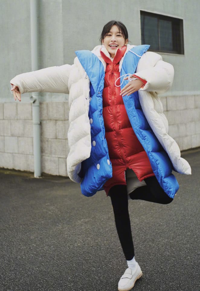 张俪真皮，套上3件超大的羽绒服跳芭蕾，感觉腿分分钟要“断”