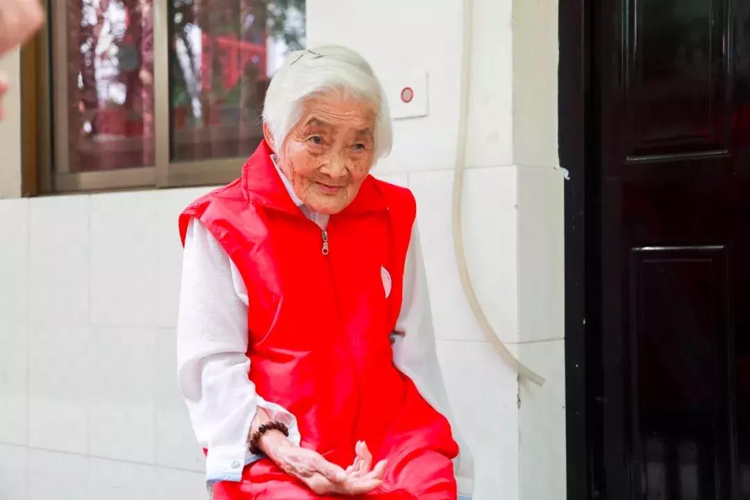 2885莲花养老：师父，入住养老院有什么条件？他说无条件，来就收