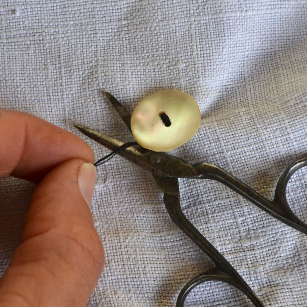 衣服扣纽扣办法,衣服纽扣扣错了怎么取出来