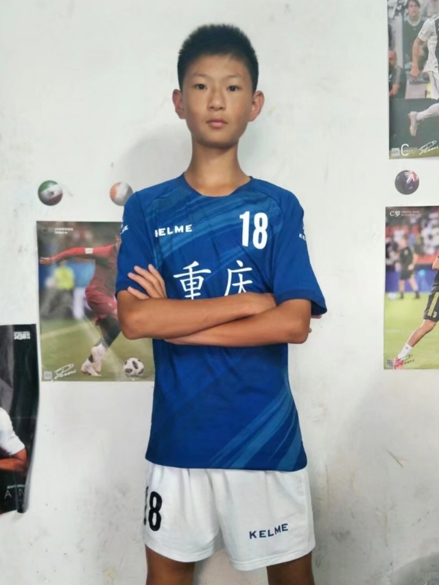 足球小伙踢球,足球小将盛源