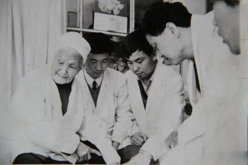 双桥老太太罗有明正骨纪录片,罗氏正骨第五代传人双桥老太太