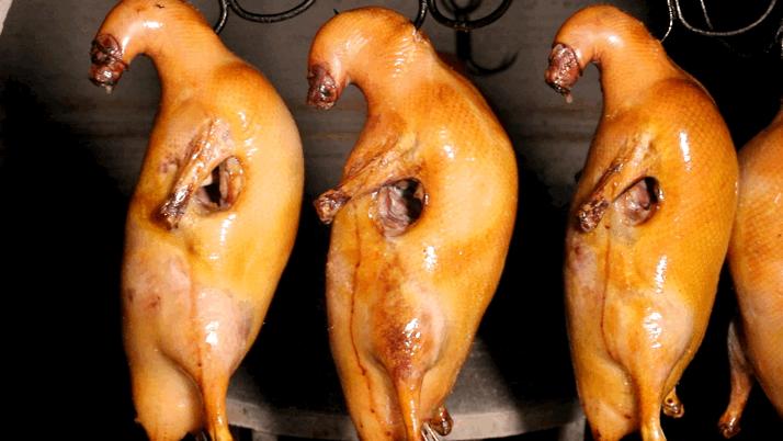 烤鸭最酥的一块鸭皮酥到了极点,味道纯正的烤鸭肉质鲜嫩