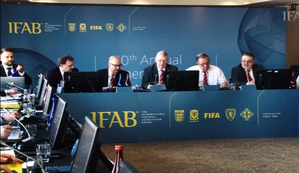 var真的能让足球更公平吗,var介入规则中超