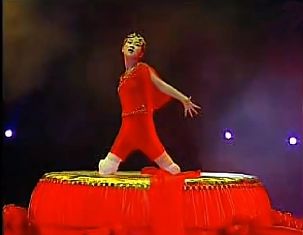 13岁独臂篮球少年网络爆红,广东独臂篮球少年成为运动员