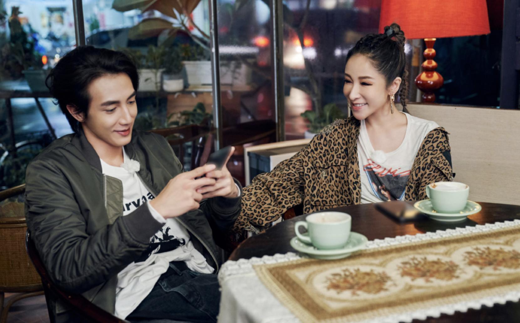 萧亚轩黄皓轩谈恋情,萧亚轩与黄皓签协议