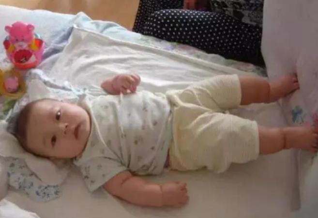 宝宝蹬腿代表翻身吗,宝宝蹬腿的时候听到响声