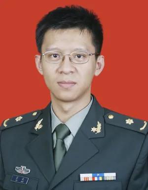 既是军人又是医生,是医者也是患者